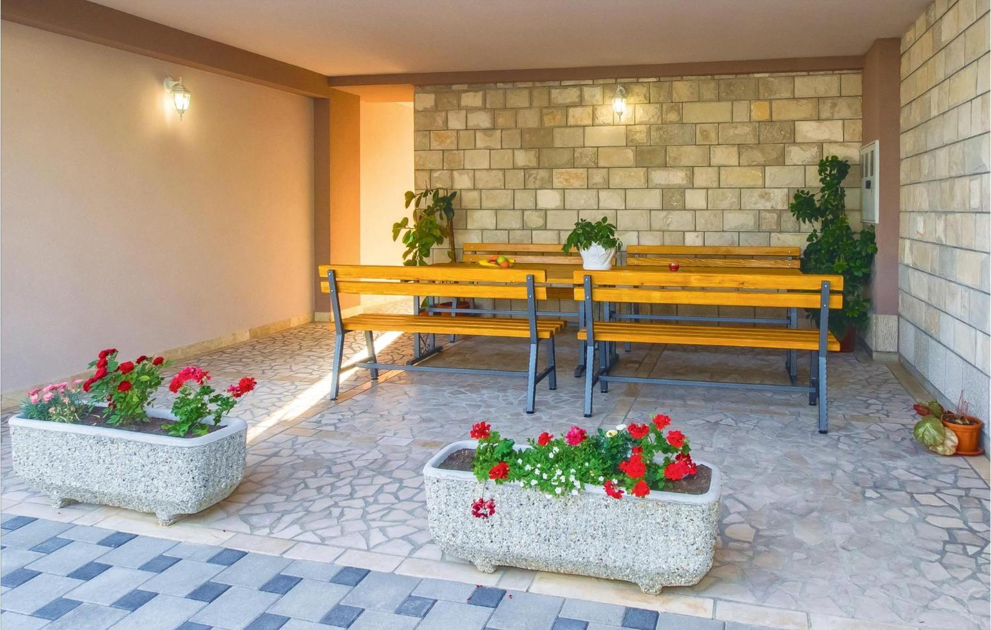 2 Bedroom Awesome Apartment In Mali Rat Sumpetar Εξωτερικό φωτογραφία